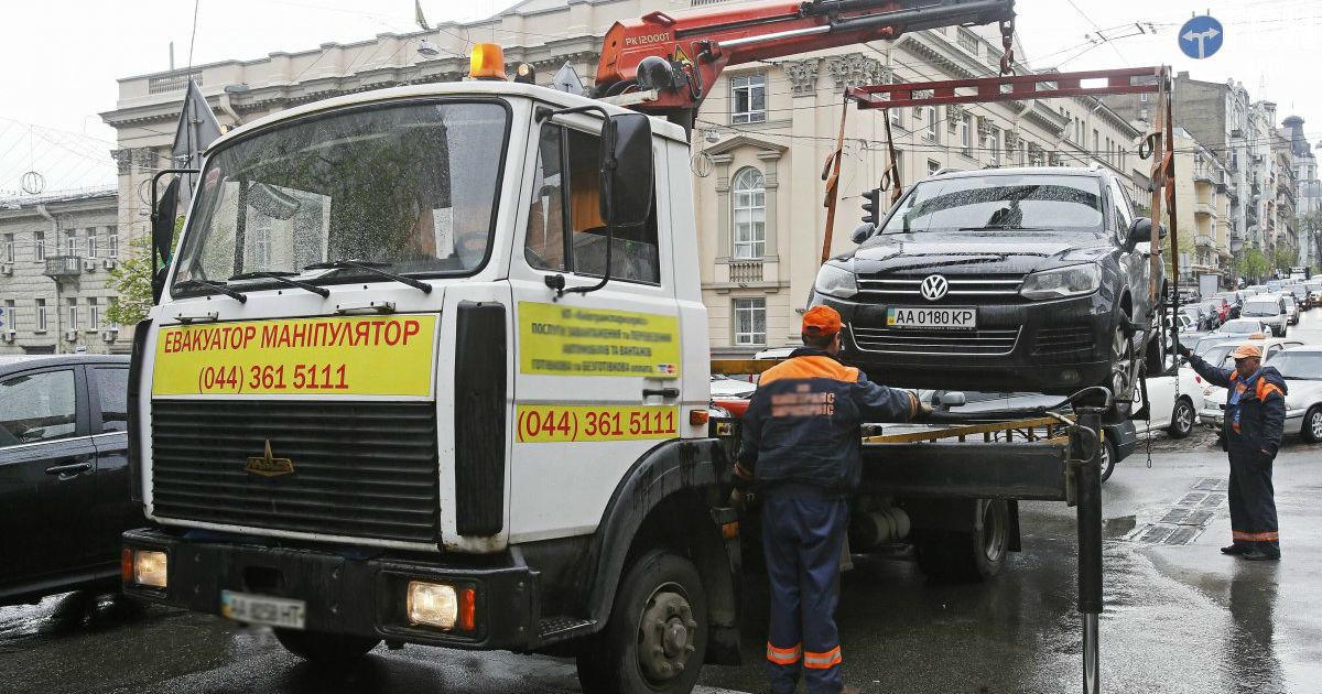 Якщо під час евакуації вашу машину пошкодили: хто має за це відповідати та що робити