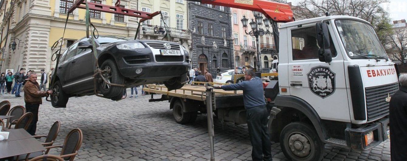 На всій території Львова паркінги стануть платними. У місті одразу піднімуть ціни на паркування
