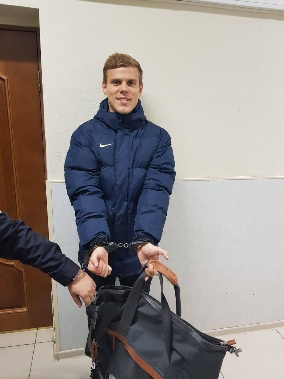 кокорін у наручниках