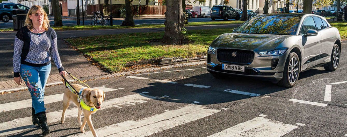 Jaguar I-Pace помогает людям с плохим зрением переходить дорогу