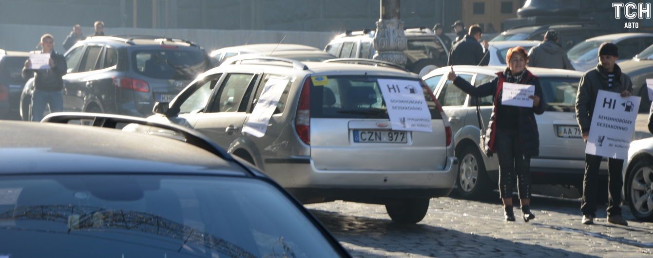 Цены на топливо разделили автомобилистов на два лагеря