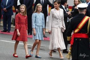 Красивая королева Летиция с дочерьми пришла на торжественный парад