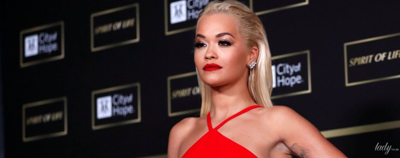 Lady in red: ефектна Ріта Ора у сукні з оголеною спиною з'явилася на заході