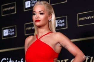 Lady in red: эффектная Рита Ора в платье с обнаженной спиной появилась на мероприятии
