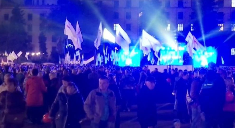 Много в автобусе в час пик видео девки чулках дают