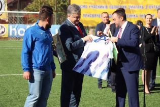 "Ми пам’ятаємо про вас". Порошенко пообіцяв побудувати "Таврії" новий стадіон
