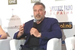 В синем пиджаке и с бородой: стильный Арнольд Шварценеггер выступил на бизнес-форуме в Киеве