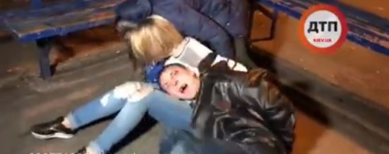 В Киеве беременная женщина пыталась украсть вещи с места ДТП