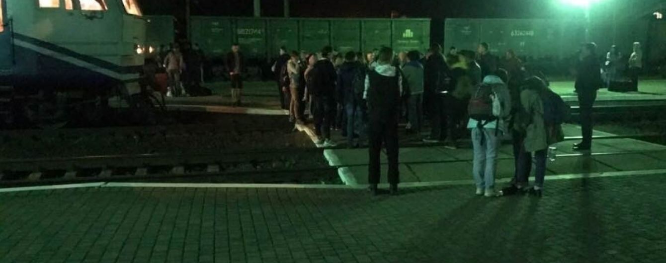 Пассажиры блокировали поезд Мукачево-Львов из-за отсутствия мест