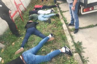 Лицом на пол и СИЗО. На Хмельнитчине полиция задержала три десятка титушек
