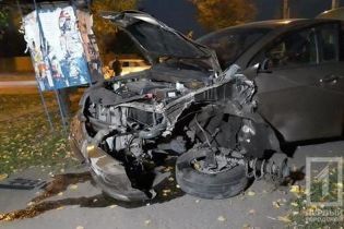 У Кривому Розі легковик влетів на зупинку громадського транспорту з людьми