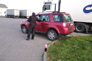 На АЗС водіїв блискавично грабують нічні нальотчики