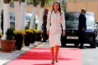 В полосатом платье и лодочках от Dior: королева Рания продемонстрировала деловой образ