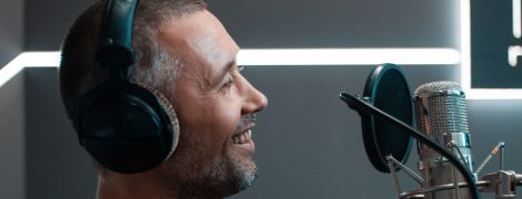 Сергей Бабкин посветил обнаженным прокаченным торсом в студии звукозаписи