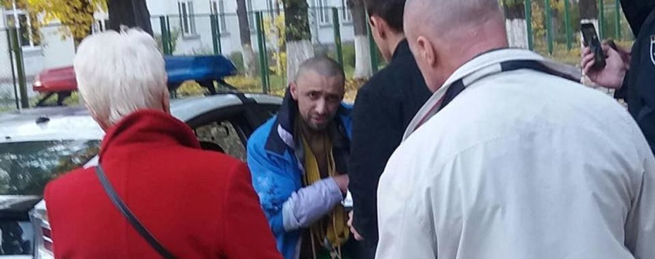 В Киеве схватили мужчину, который преследовал детей с ножом и веревками