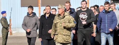 Військкомати в Києві та Рівному покарають за вуличне "полювання" на призовників