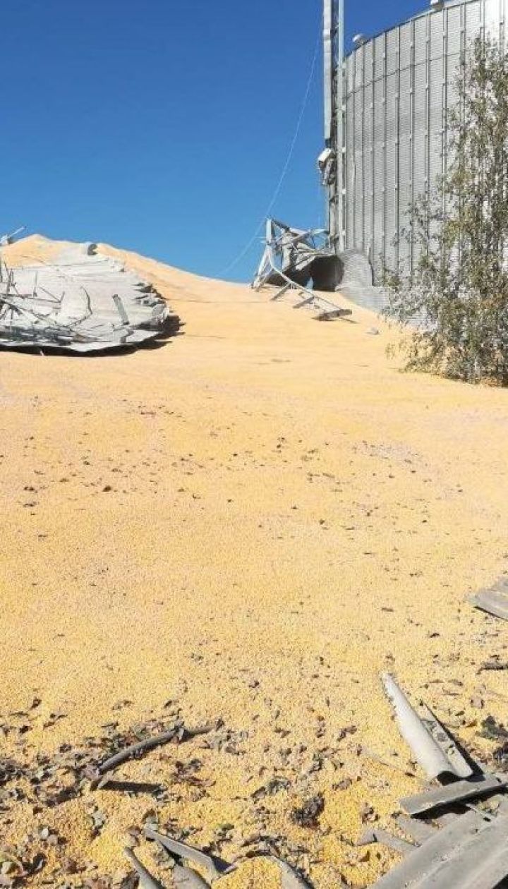 Возле Сум посреди ночи разорвало элеватор и кукурузой засыпало соседнюю улицу