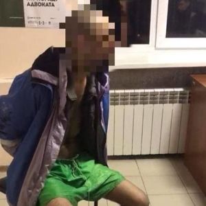 Чоловіка, який бігав з молотком та ножем за дітьми у Києві, заарештували