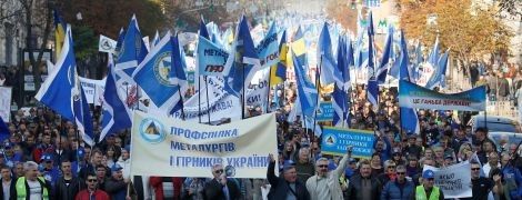 Центр Києва зупинився у величезних заторах через багатотисячний протест профспілок
