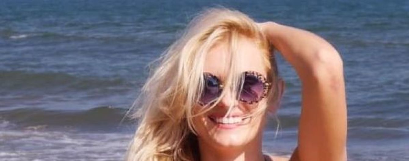 Длинноногая Ирина Федишин в бикини продемонстрировала стройную фигуру