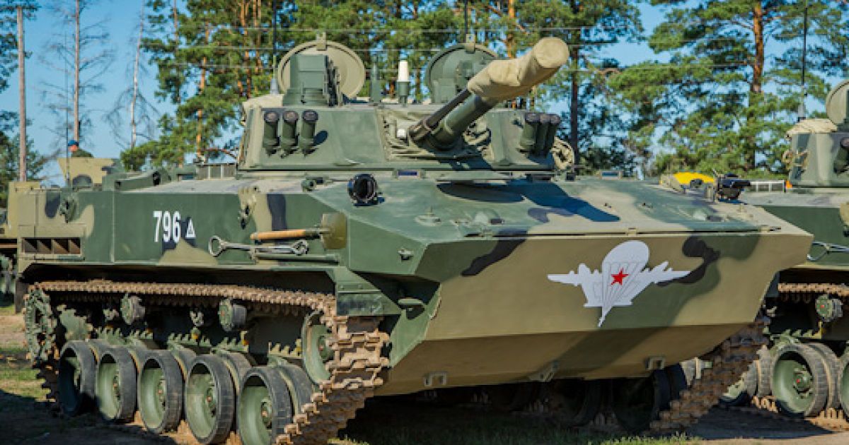 У Росії з військової частини вистрелила гармата: один боєприпас влучив у торговий центр, інший шукають