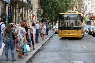 "Щось натиснула і все поїхало". В Росії через кондуктора тролейбус протаранив вісім автомобілів
