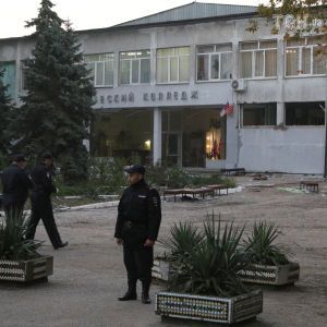 Трагедія у Керчі: перед стріляниною Рослякова помітили у компанії двох невідомих у військовій формі