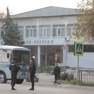 Криваву стрілянину з вибухами у політехнічному коледжі Керчі влаштували декілька людей - очевидці