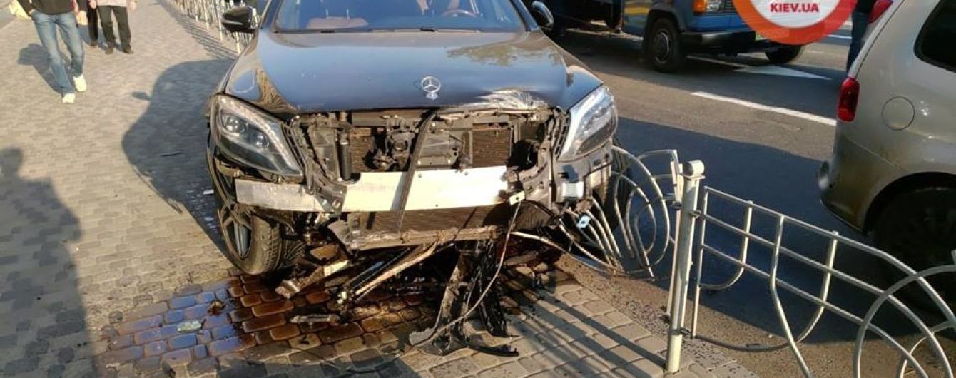 Масштабна аварія на столичному Подолі: у 20-річного водія Mercedes міг статися епілептичний напад