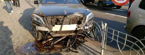 Масштабна аварія на столичному Подолі: у 20-річного водія Mercedes міг статися епілептичний напад