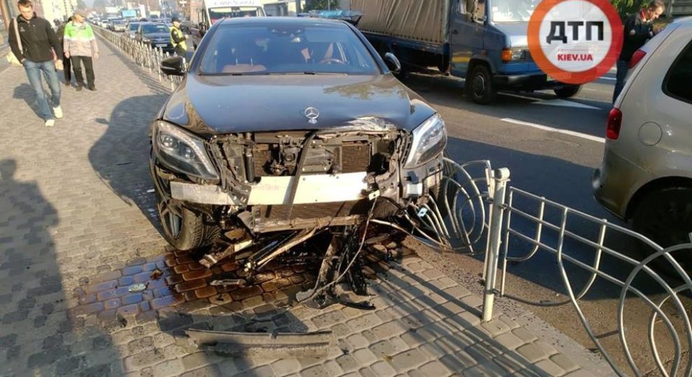 Масштабна аварія на столичному Подолі: у 20-річного водія Mercedes міг статися епілептичний напад