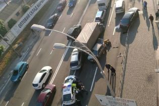Масова ДТП у Києві на Подолі: через зіткнення ВАЗа з Mercedes рух транспорту паралізувало