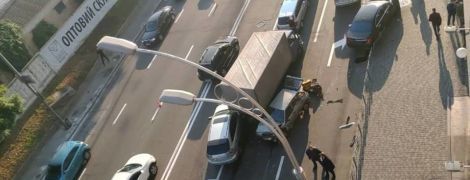 Масова ДТП у Києві на Подолі: через зіткнення ВАЗа з Mercedes рух транспорту паралізувало