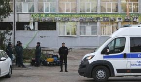 Разбитые окна и следы крови на полу. Агентства обнародовали новые фото из колледжа в Керчи