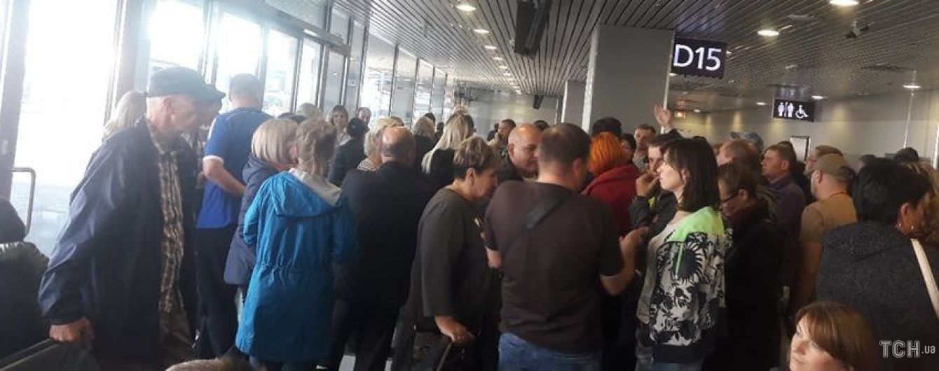 Авиаколлапс в аэропорту "Борисполь". Две сотни пассажиров полсуток ждут вылета на отдых в Египет