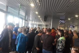 Авіаколапс в аеропорту "Бориспіль". Дві сотні пасажирів півдоби чекають вильоту на відпочинок до Єгипту