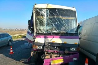 На Львівщині маршрутка з пасажирами наздогнала вантажівку, є постраждалі
