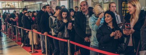 Червона доріжка та розкладні стільці у черзі: на лівому березі Києва відкрили другий H&M