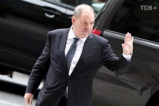 Обвинительницу Вайнштейна призвали удалить компрометирующий материал с телефона