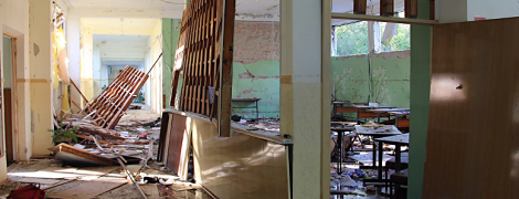 Розтрощені вікна та сліди крові на підлозі. Агентства оприлюднили нові фото з коледжу у Керчі
