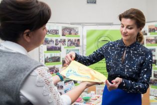 У блузці з пікантним вирізом і з червоним манікюром: Марина Порошенко у Запорізькій області