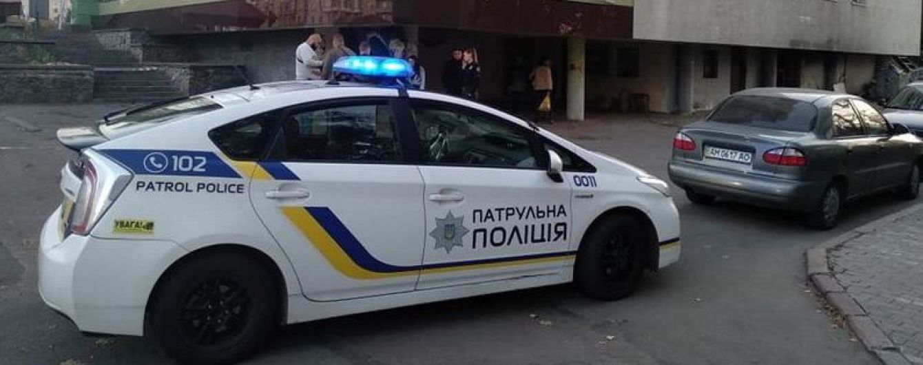 У Житомирі невідомі підрізали хлопця біля кафе і втекли автомобілем, поліція розшукує нападників