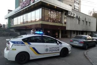 У Житомирі невідомі підрізали хлопця біля кафе і втекли автомобілем, поліція розшукує нападників