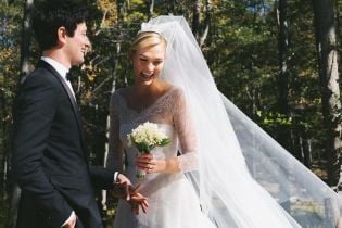 Наречена в сукні від Dior: Карлі Клосс вийшла заміж за Джошуа Кушнера