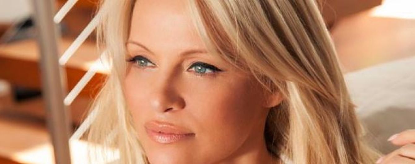 Памела Андерсон на милицях занепокоїла фанів