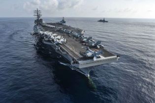 В Филиппинском море на палубу военного корабля США упал вертолет