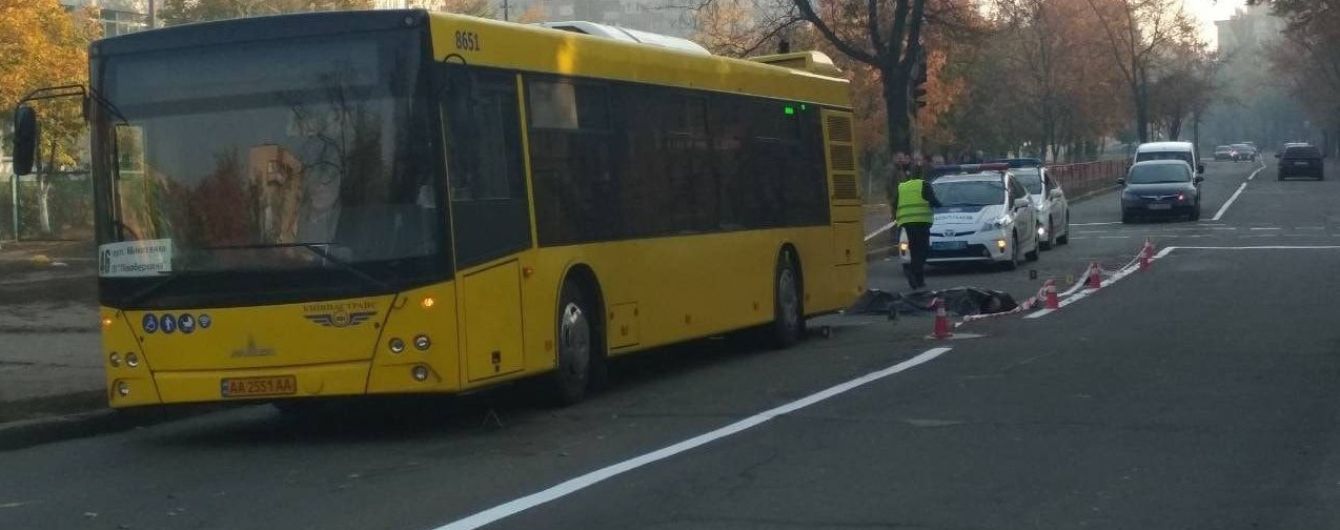 В Киеве во время ссоры мужчина толкнул своего оппонента под колеса автобуса - СМИ