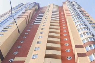 В Киеве мужчина в тапочках выпрыгнул с 24-го этажа