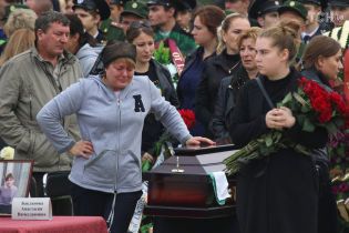 День слез: в оккупированной Керчи похоронили большинство жертв кровавой бойни в колледже