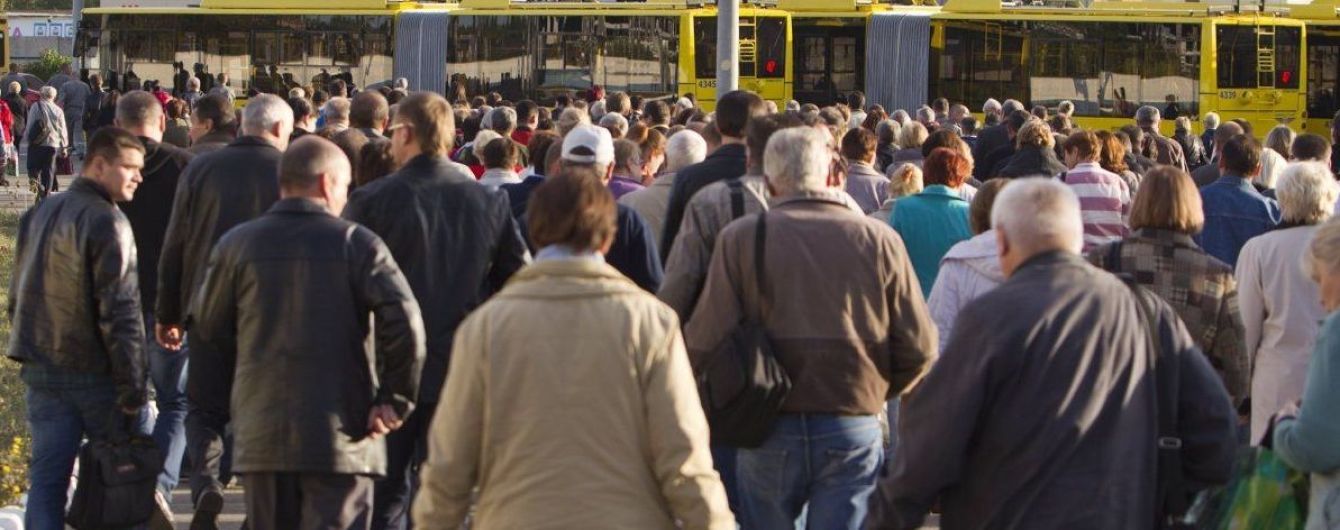 Как сократилось население: каждую минуту умирает один украинец, а рождается в два раза реже